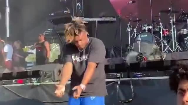 Juice wrld dancing to one of Xxxtentacion songs at a concert!!