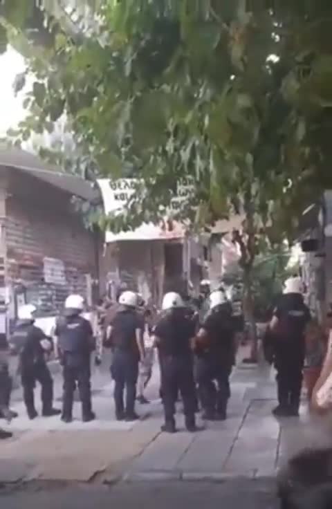 ΣΤΟ ΜΕΤΑΞΥ ΣΤΑ ΕΞΑΡΧΕΙΑ