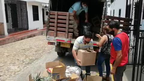 Plaza entrega mercados al ancianato en Girón