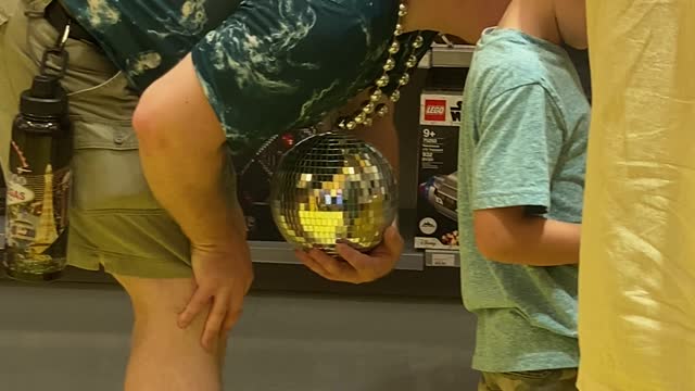 This guy is too DISCO! 🕺