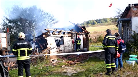 U Vojniću kod Karlovca izgorjela drvena kuća, poginuo muškarac