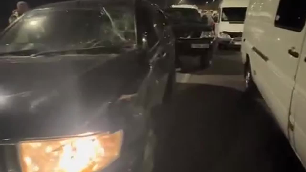 По некоторым данным, бунтующие фермеры разбили стекла на автоколонне, которые были закуплены в Европе украинскими волонтерами для нужд ВС