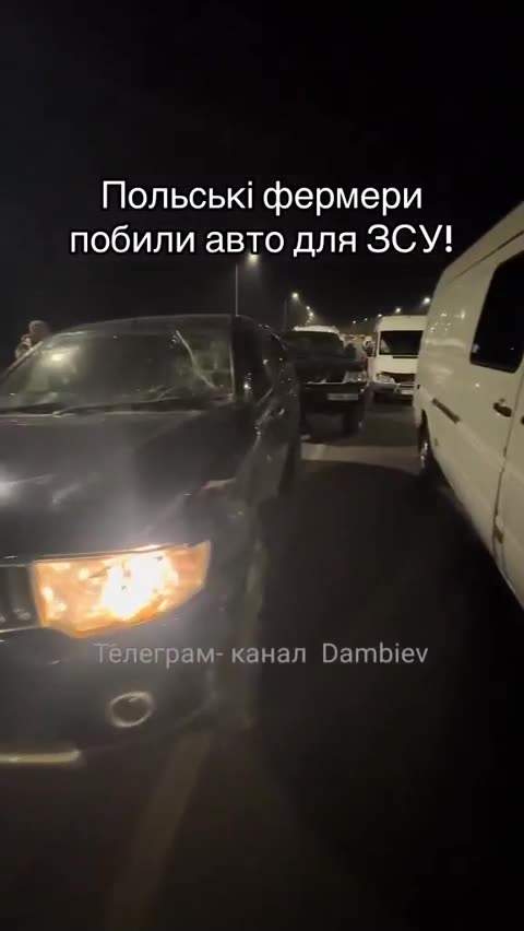 По некоторым данным, бунтующие фермеры разбили стекла на автоколонне, которые были закуплены в Европе украинскими волонтерами для нужд ВС