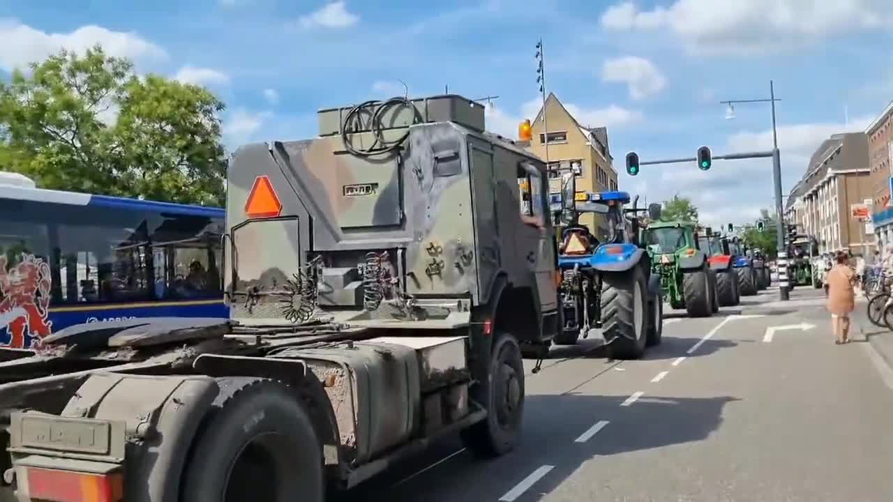 Hundreds of Dutch farmers block Roermond today. They promised yesterday