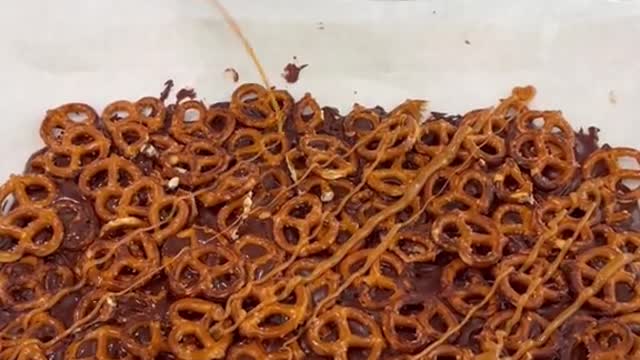 31_Fall is around the corner, so I made chocolate caramel pretzel