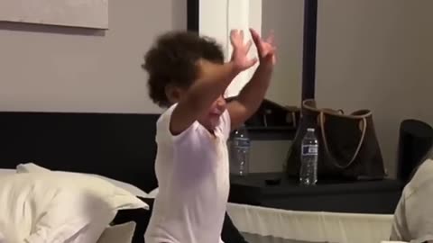 Funny baby singing 😂