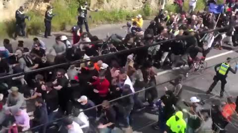 MELBOURNIAN PROTESTERS WHO HAVE HAD ENOUGH OF MEDICAL TYRANNY RUN OVER POLICE, SEPTEMBER 18, 2021