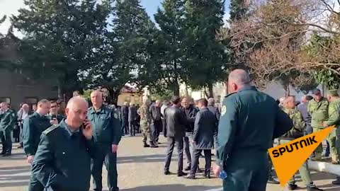 Комплекс правительственных зданий в Сухуми оцеплен силовиками