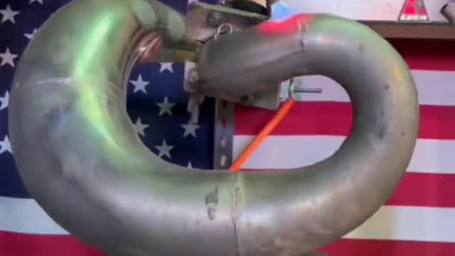Automobile exhaust pipe repairing and repairing automobile