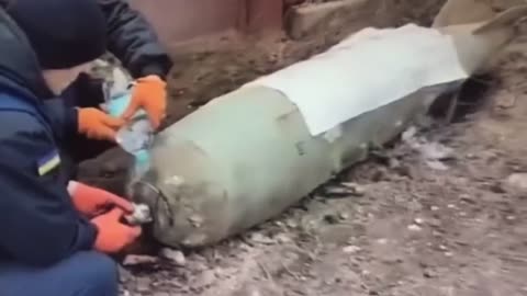 EOD Ukrainian removes detonator from unexplored Russian 💣