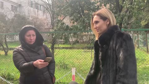 Инга Габелая прибыла к зданию СГБ. Она намерена переговорить с Ахрой Авидзба.