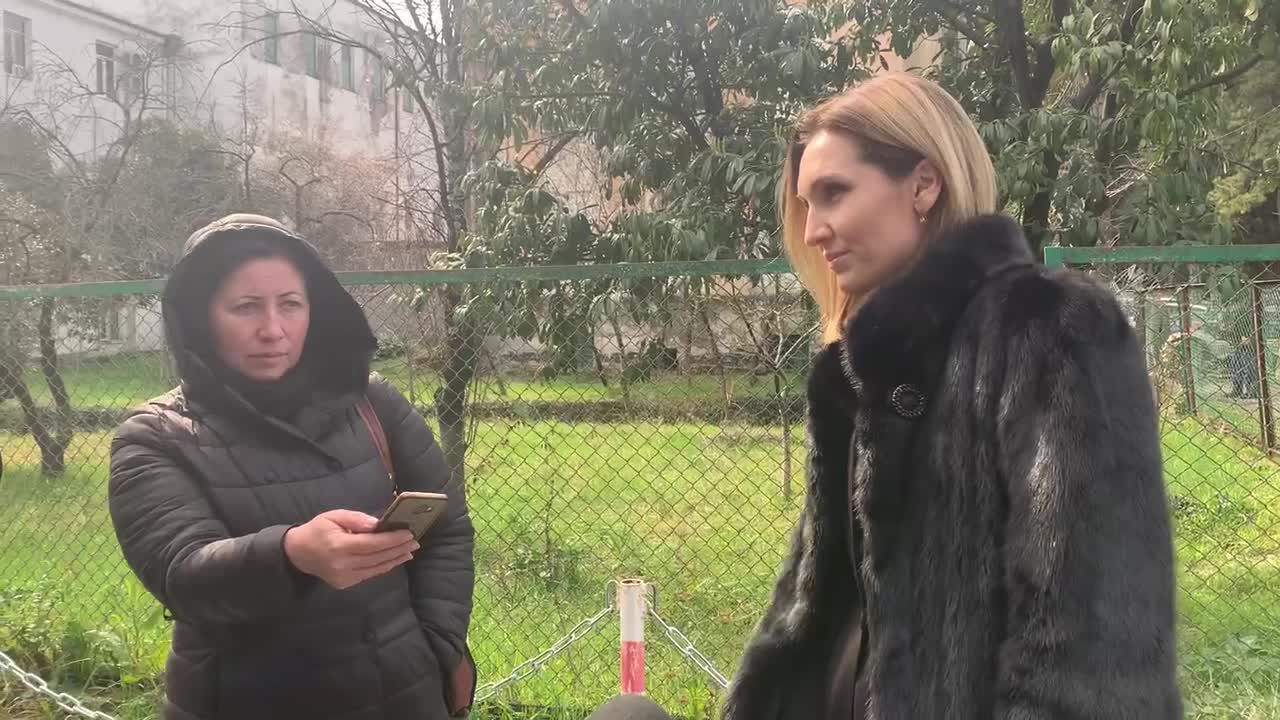 Инга Габелая прибыла к зданию СГБ. Она намерена переговорить с Ахрой Авидзба.