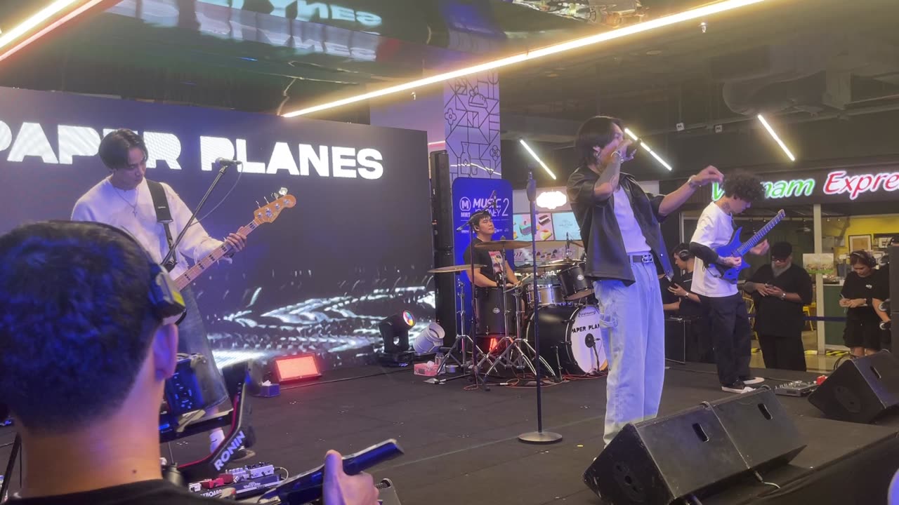 [FANCAM] Complicated live Paper planes live at MRT Chatuchak ep3 mrt music journey 2024