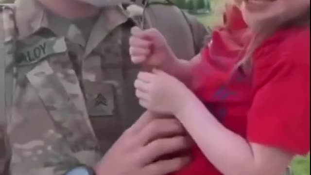 Military Dad comes Home to See His Daughters after years in service (EMOTIONAL)