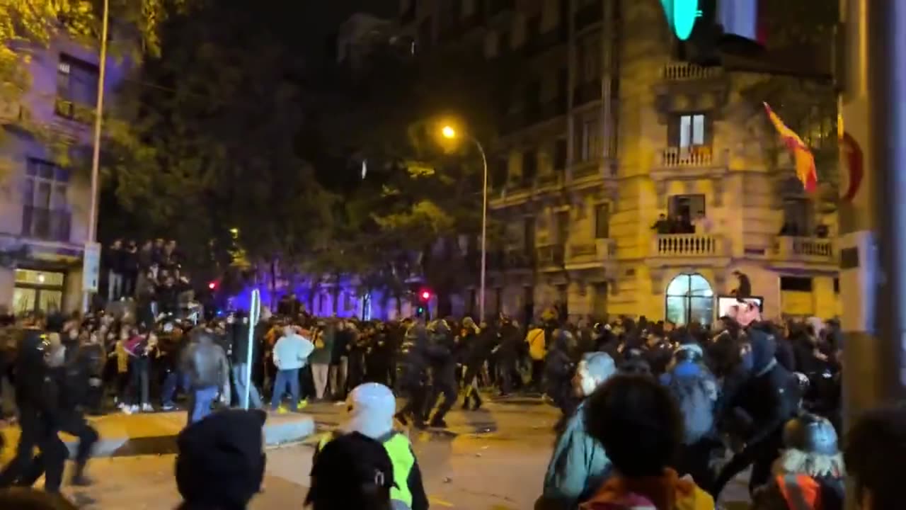 🚨WARNING: Tensions are increasing at the protests in Calle de Ferraz | Madrid