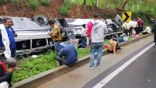 Video: Un bus que salió de Bucaramanga se accidentó en la vía a San Alberto