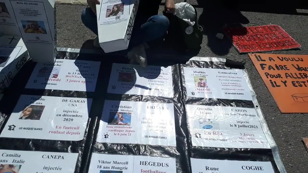 Les Masques Blancs Lyon Marche Funebre et Sitting Mort apres Injection le 16 Avril 2022