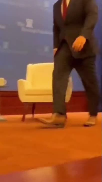 Ron DeSantis - Feeling Sexy, Gonna Catwalk in my Lady Boots