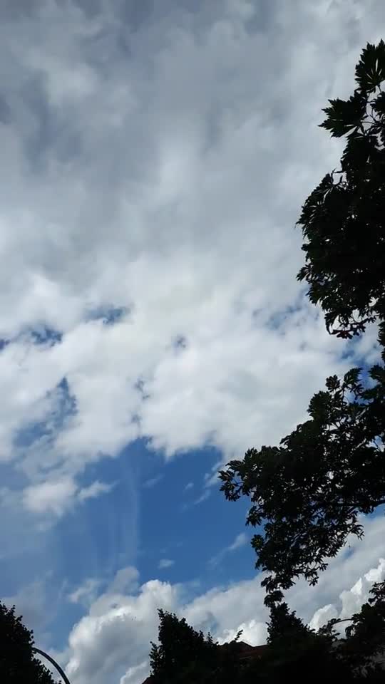 Himmel in Berlin am 8. Juni 2022 so 13 Uhr