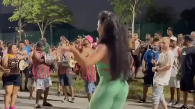 Brazilian mulatto sambando and enchanting