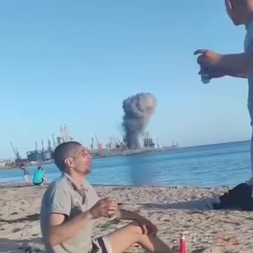 Odminovávání ruskou armádou pobřeží v osvobozeném přístavu v Berďansku