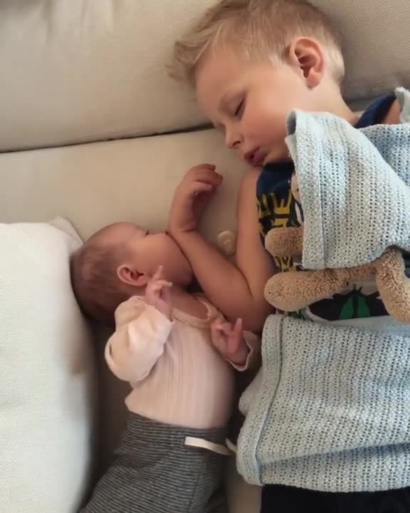 Relajante hermana bebé hace dormir a su hermano mayor