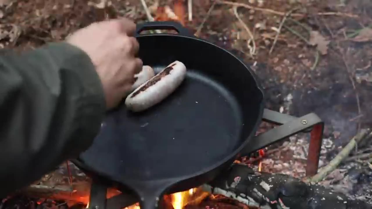 Cooking a English Breakfast in the forest - Cast Iron Cook Up