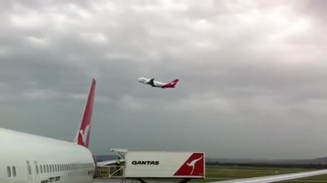 Qantas 747-400 VH-OJF Take Off Perth (YPPH)