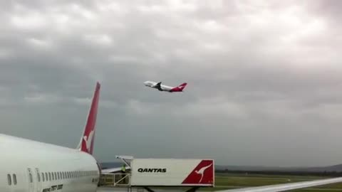 Qantas 747-400 VH-OJF Take Off Perth (YPPH)