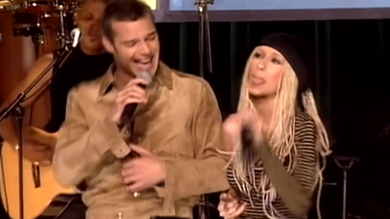 Christina Aguilera Ft. Ricky Martin - Nobody Wants To Be Lonely (RTL Top Pops 09.03.2001) (Upscaled)