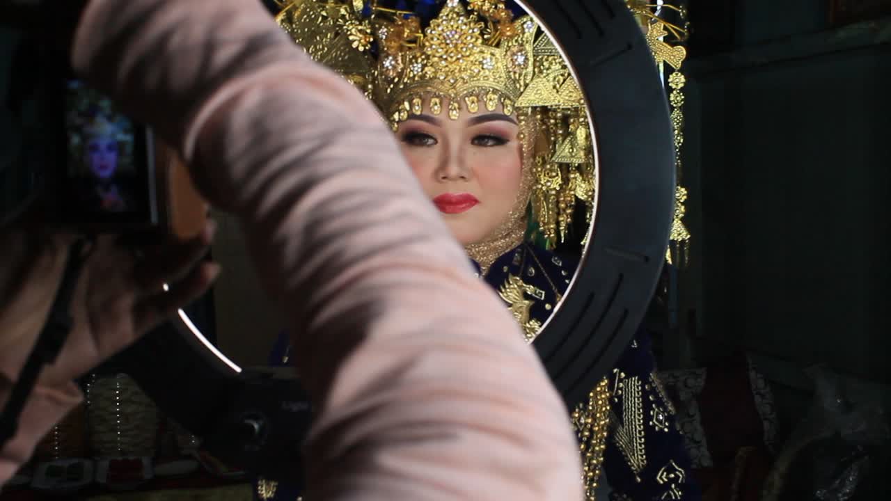 TRADITIONAL WEDDING COSTUME & MAKEUP WEDDING