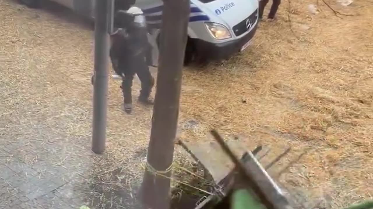 Blocchi stradali della polizia che sfondano gli agricoltori belgi