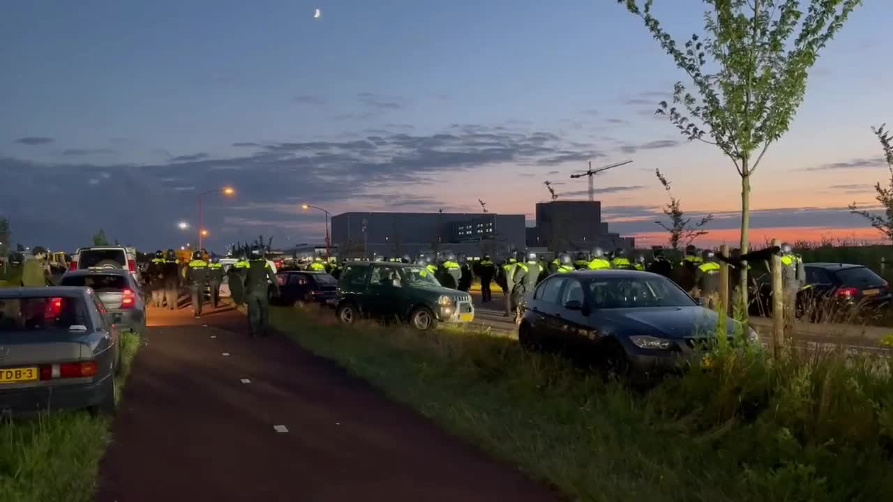 Farmers' Protests: The Government Sends an Army of Police Officers to Deal With Blockade