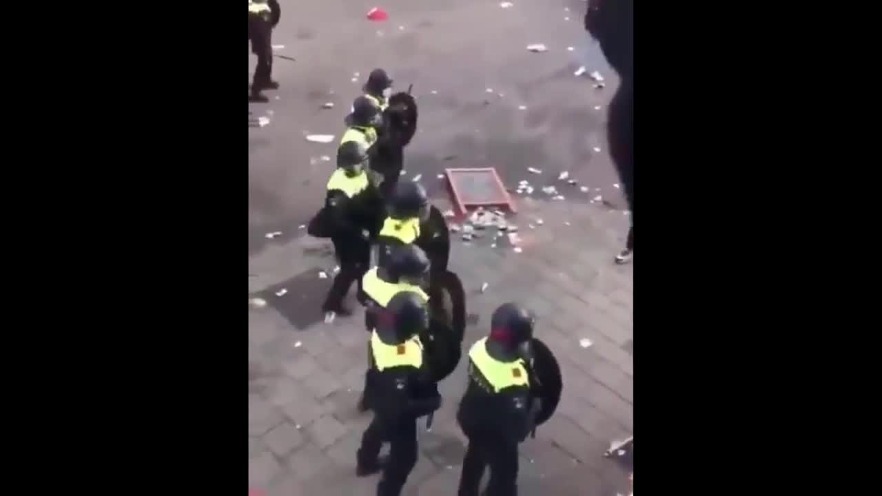 Melbourne Australia - Police Attacking Citizens