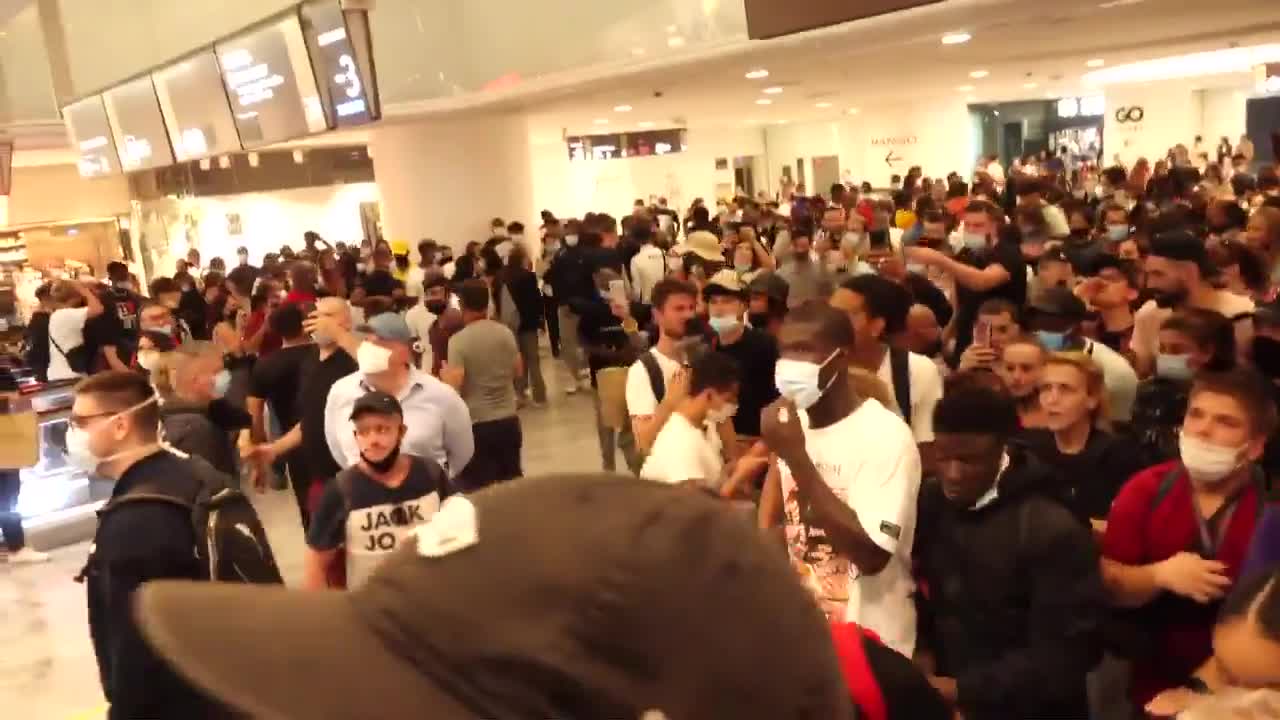 "Covid passport" protesters fill up the shopping centre in Paris 9-4-2021