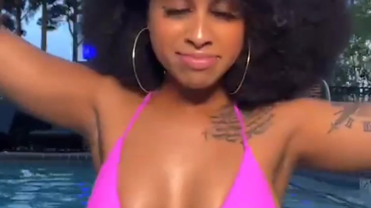 Lalovetheboss Twerking in pool