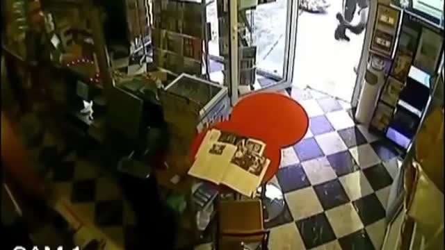 Dog saves the shop owner from being robbed