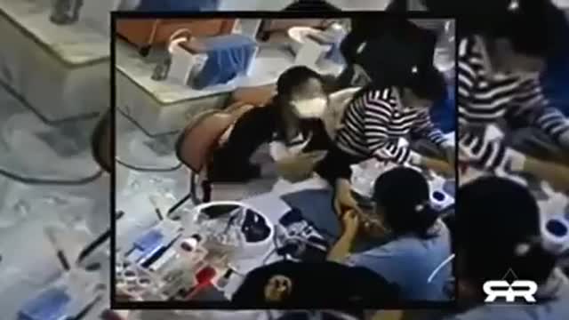 Τι Συμβαίνει; Αρχικά στρέφεται το κεφάλι, σα να βλέπουν κάτι.