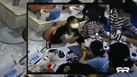 Τι Συμβαίνει; Αρχικά στρέφεται το κεφάλι, σα να βλέπουν κάτι.