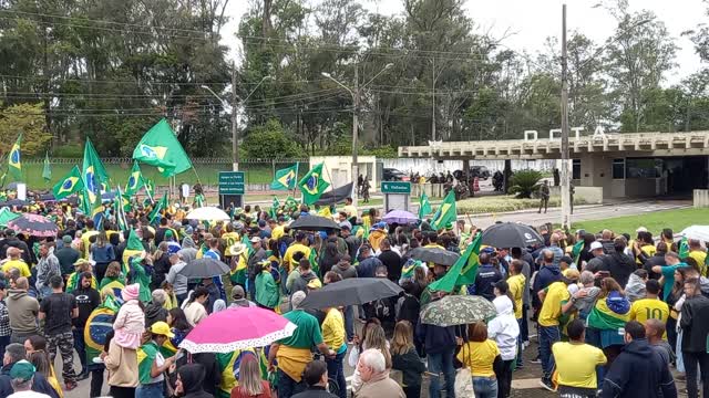 Patriotas na frente do quartel do CTA pedindo intervenção das Forças Armadas