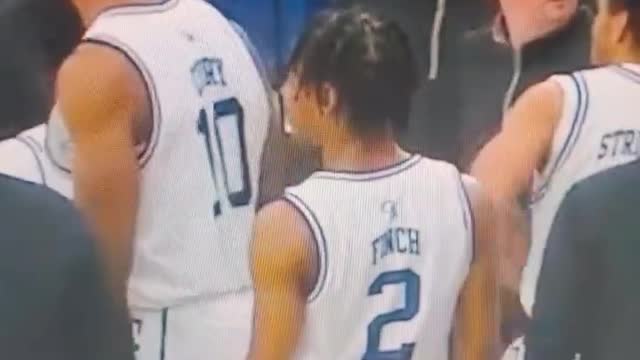 Jogador de basquete desmaia