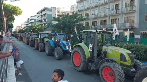 Italy :- Hundreds of tractors block Caserta en masse to protest against