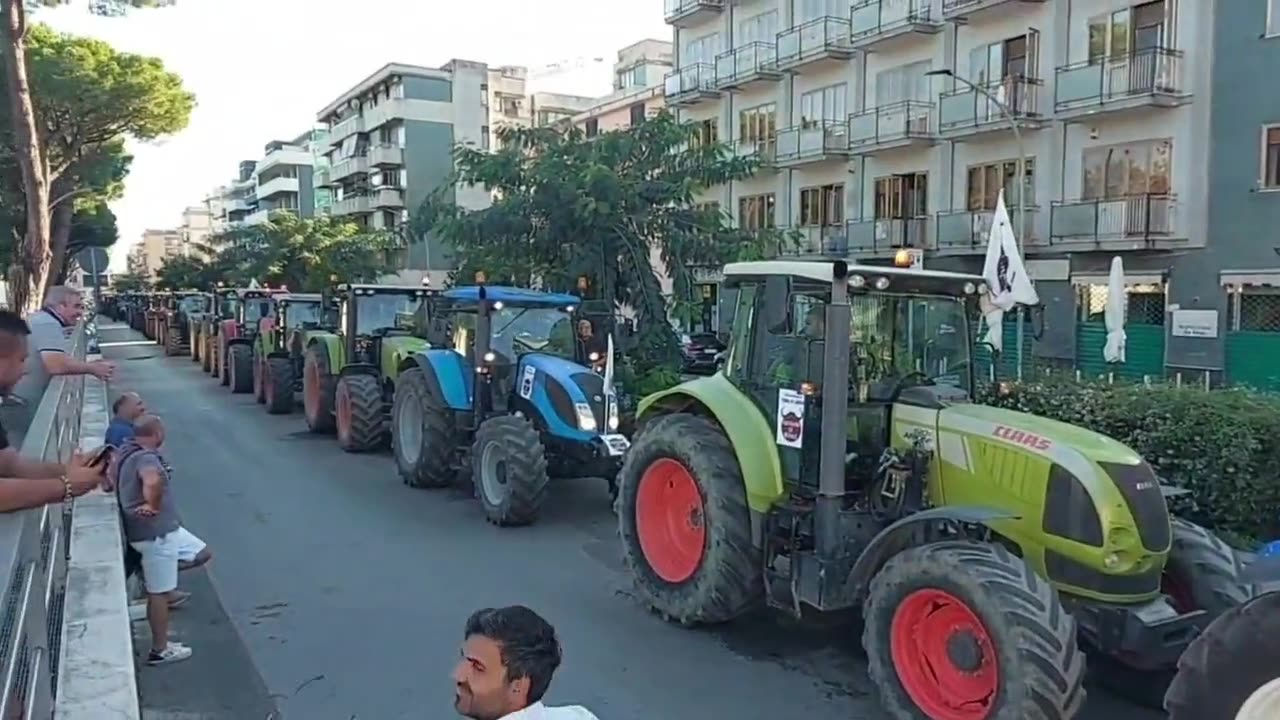 Italy :- Hundreds of tractors block Caserta en masse to protest against