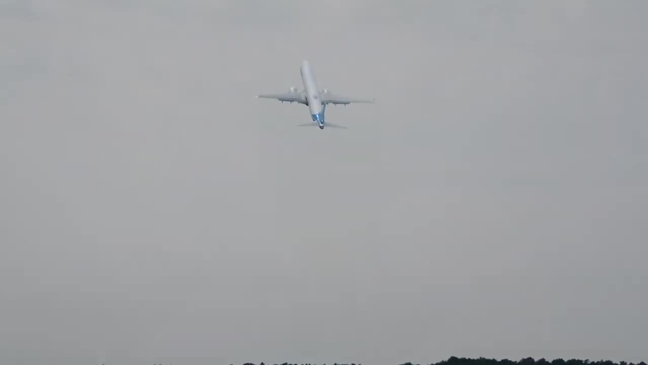 Boeing 737 Max 10 Makes its UK Debut with a Near Vertical Take-Off || ViralHog