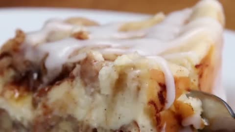 GOOEY CINNAMON ROLL CHEESECAKE