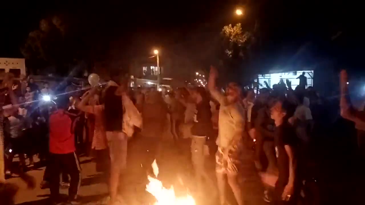 Scene of chaos in a supermarket in Tunisia to recover bags of sugar.