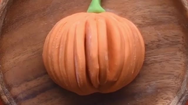 This pumpkin bread design is dough cute, you'll want to recreate it for fall 🎃 #bread