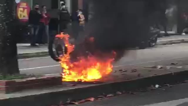 Video: Comunidad le prendió fuego a la moto de un presunto ladrón