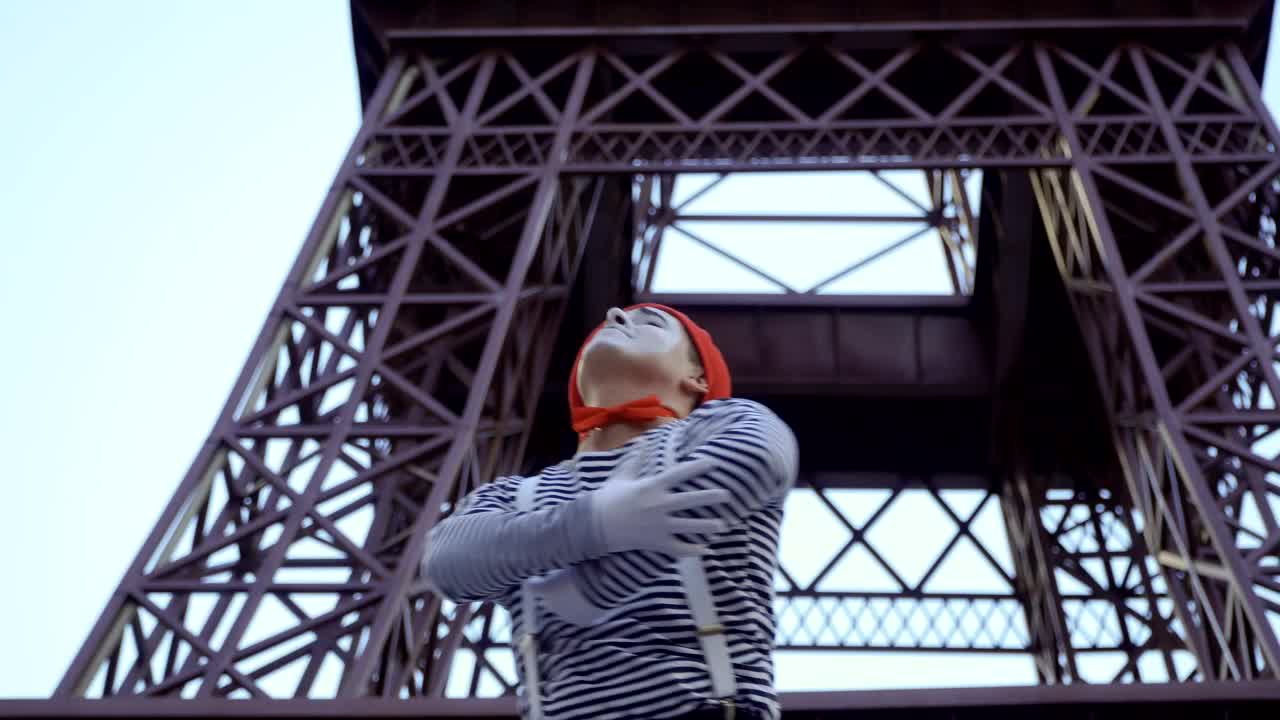 Mime in front of the Eiffel Tower