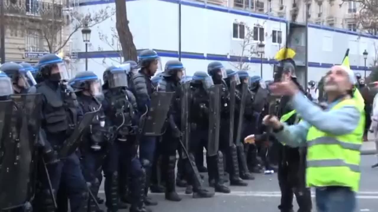 Demonstrators clash with cops as pension protests persist in Paris